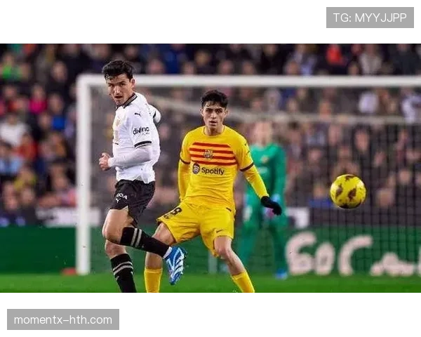 拉菲尼亚是否被战术体系限制：边路依赖与多元进攻平衡分析